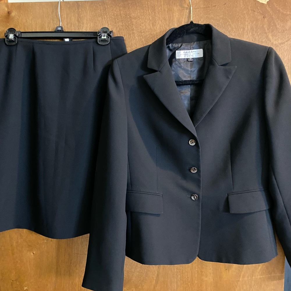 Tahari two-piece suit and skirt 6 petite